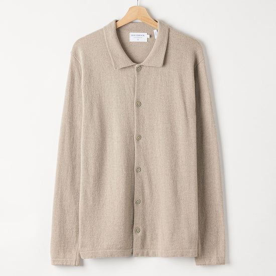 Chris Shirt – Taupe – Kleiderbügelaufnahme