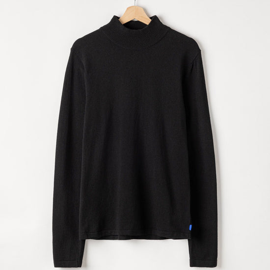 Chris Rollneck – Black – Kleiderbügelaufnahme